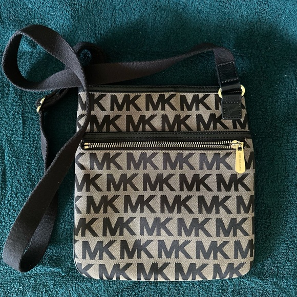 Michael Kors Handbags - Michael Kors Signature Crossbody Purse